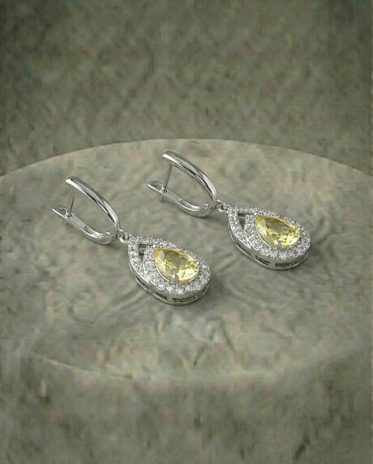 Echte lichte citroentopaas oorbel 