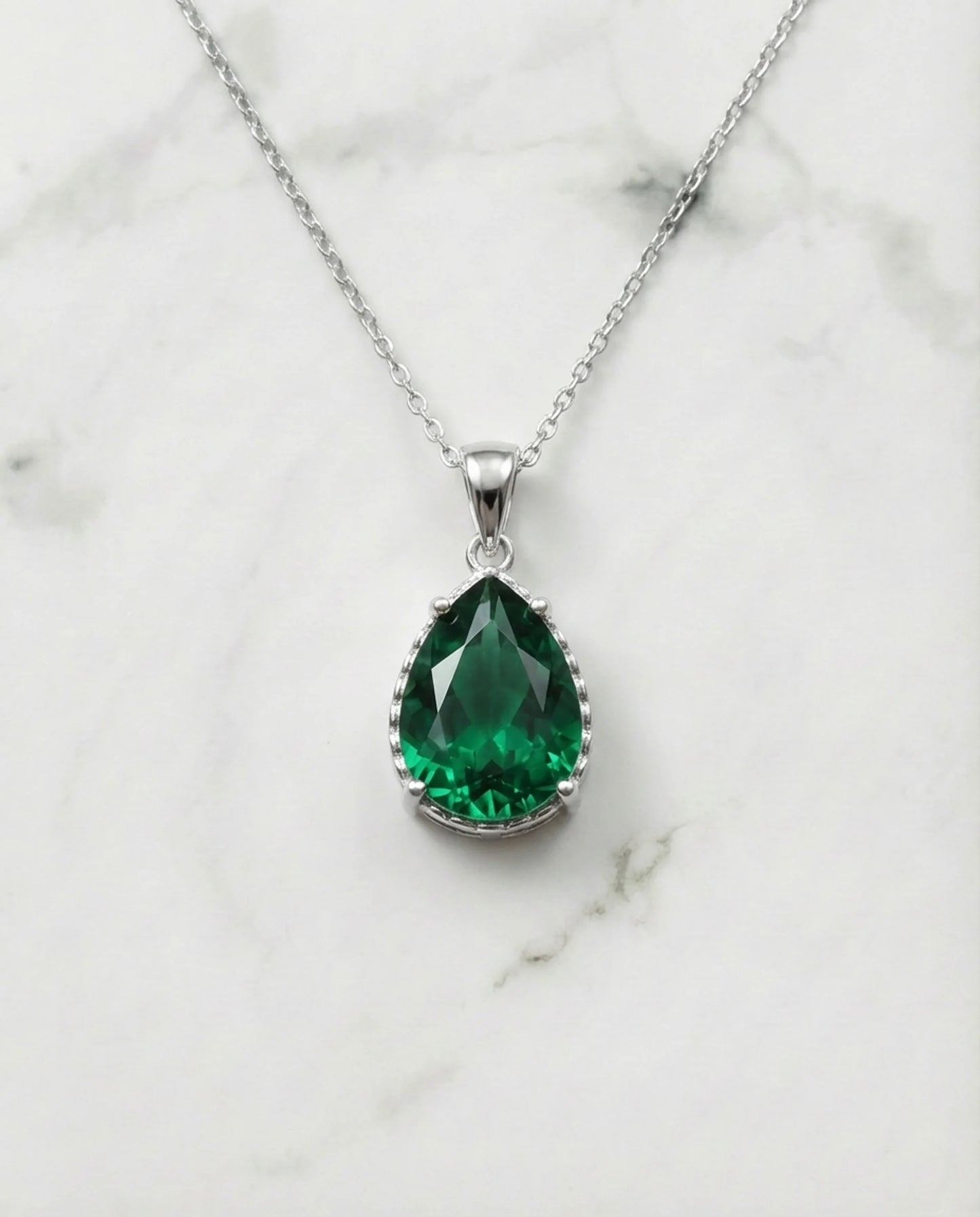 Gemaakt van smaragd ovale ketting