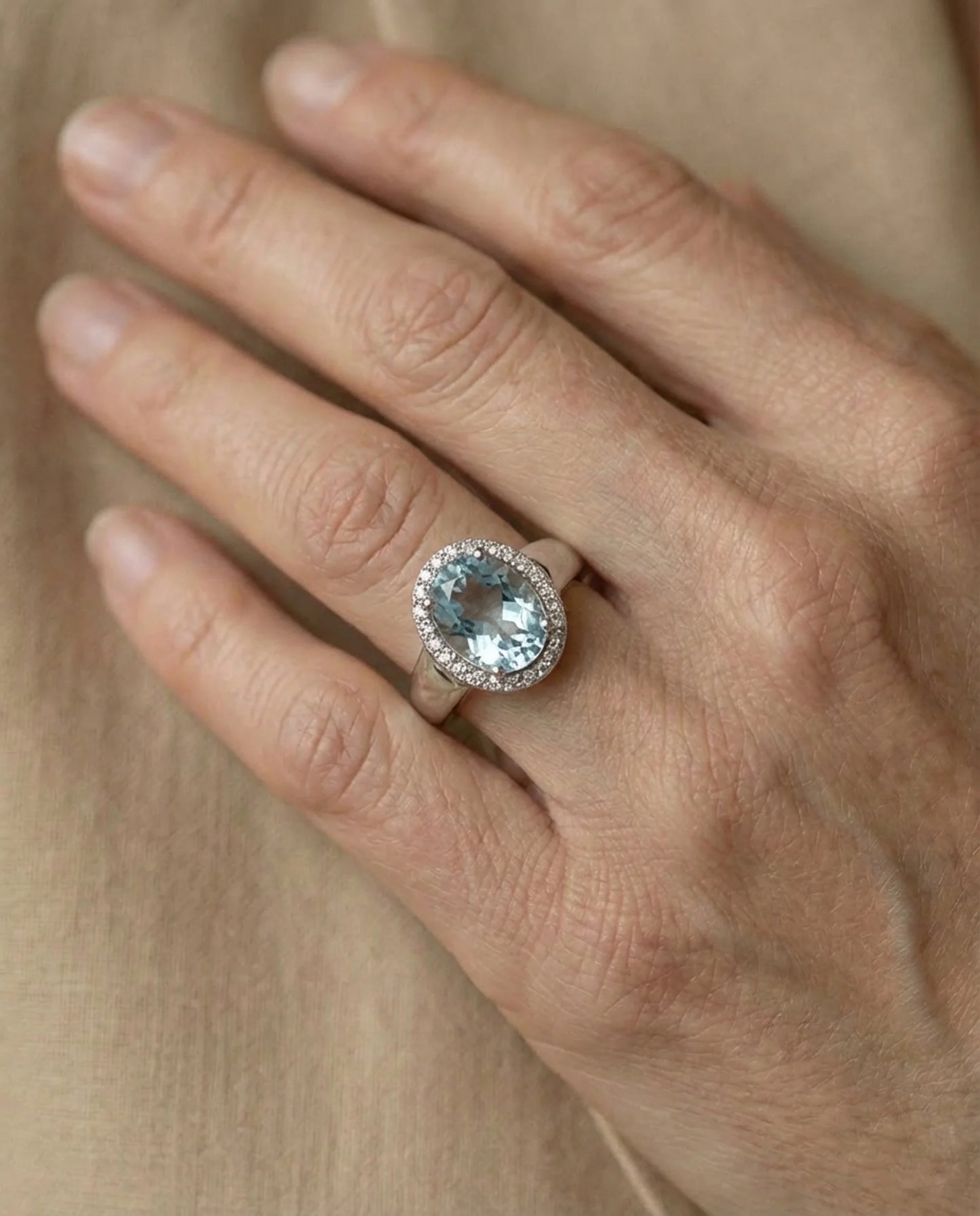 Echte grote topaas en gesimuleerde diamanten ring