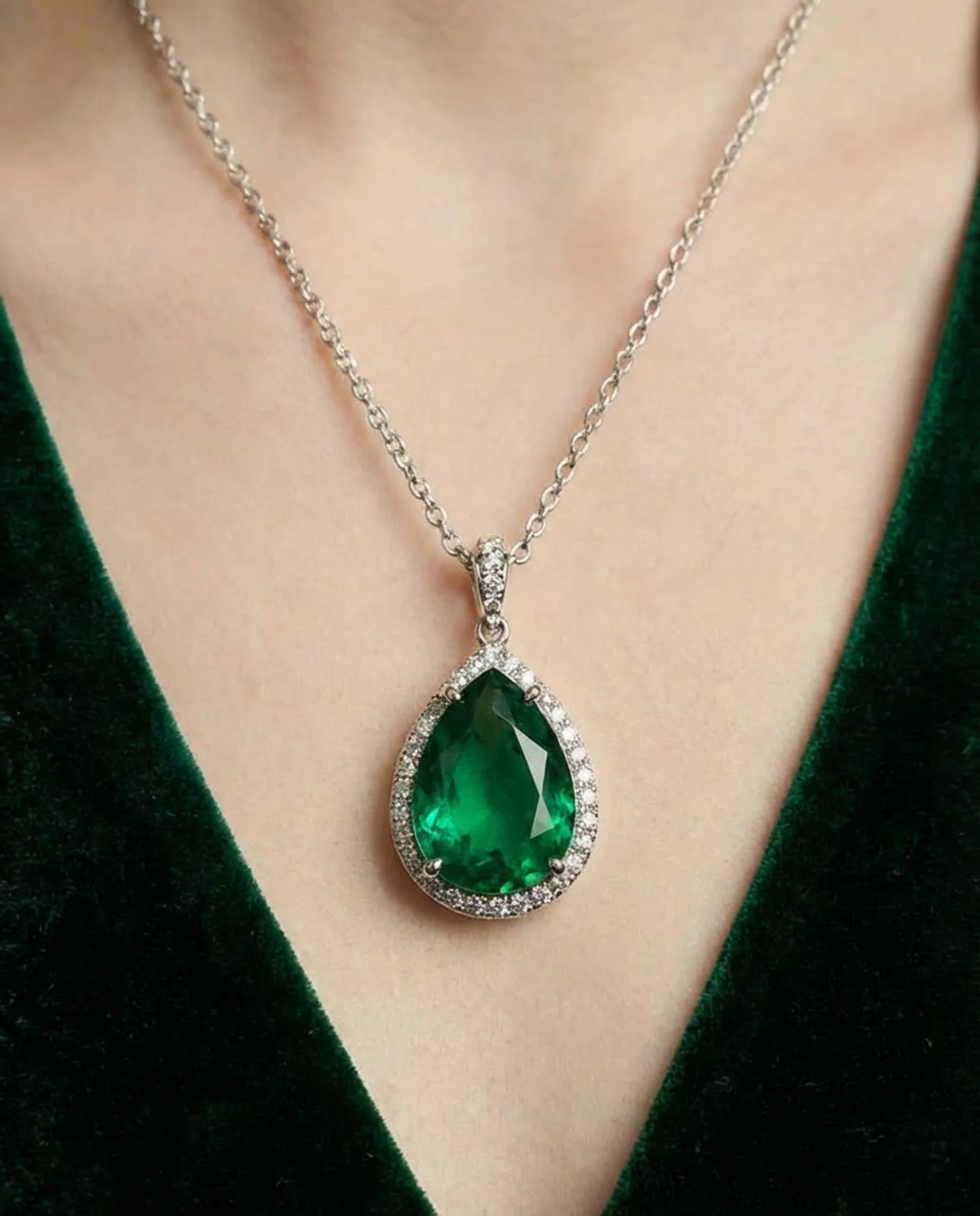 Gemaakt van smaragd ovale ketting