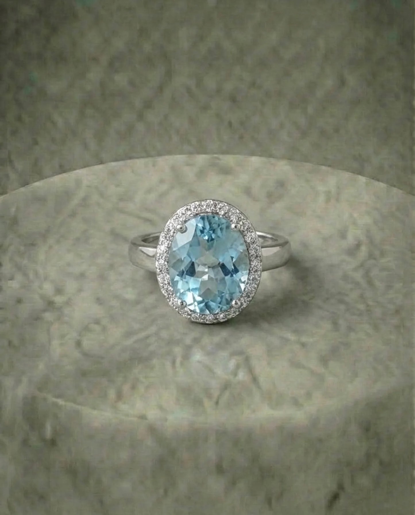 Echte grote topaas en gesimuleerde diamanten ring