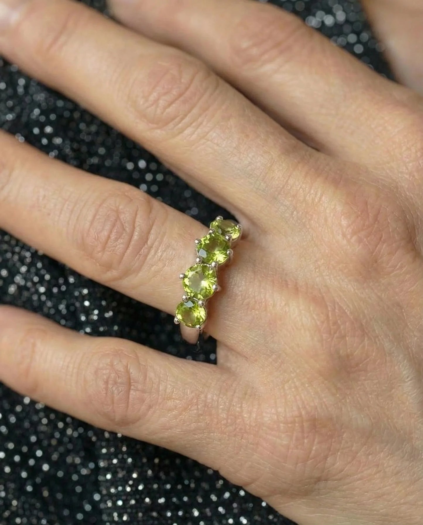 Natuurlijke Peridot eeuwigheidsring