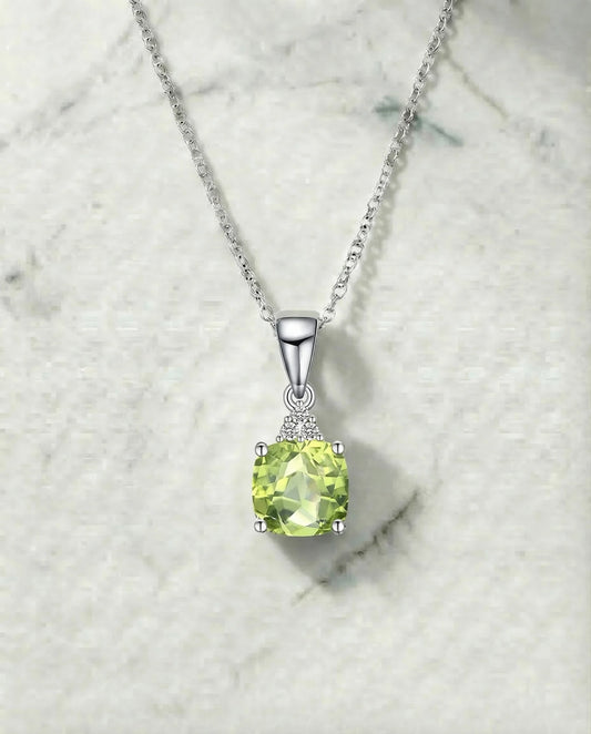 Echte Peridot-hanger met gesimuleerde diamanten 
