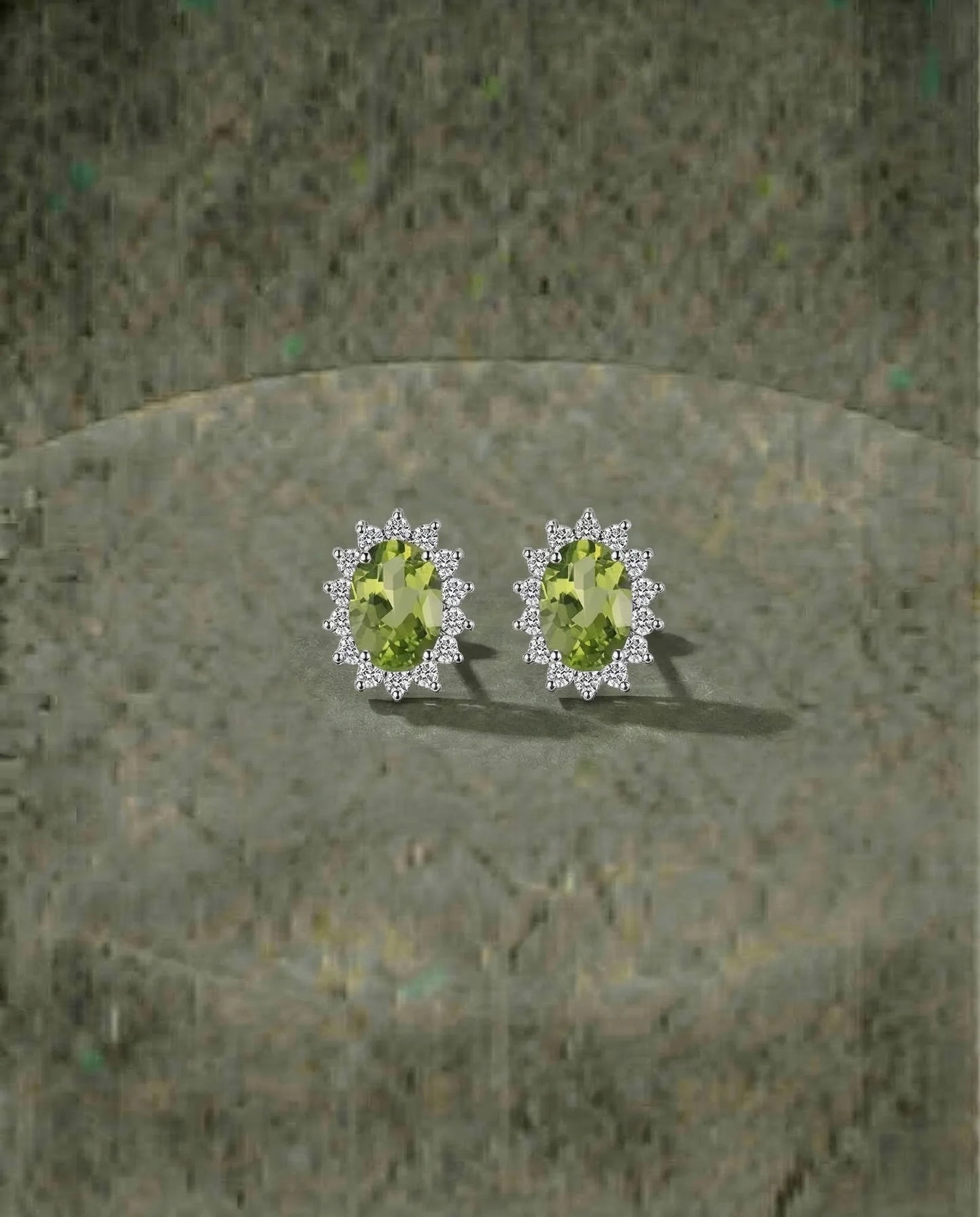 Oorbellen met natuurlijke peridoot en diamant