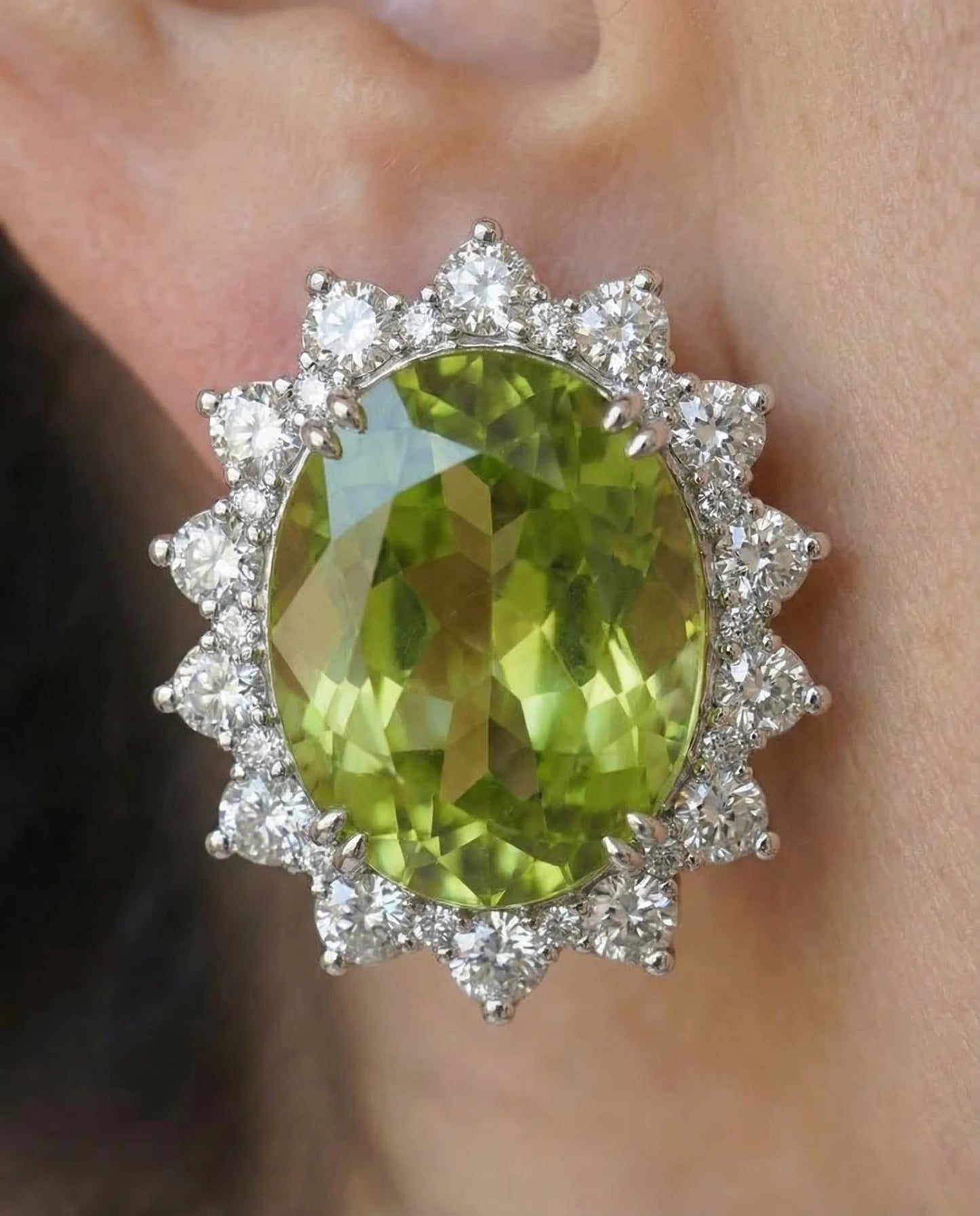 Oorbellen met natuurlijke peridoot en diamant