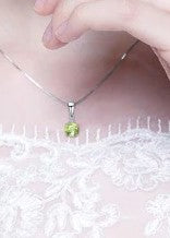 Echte Peridot-hanger met gesimuleerde diamanten 